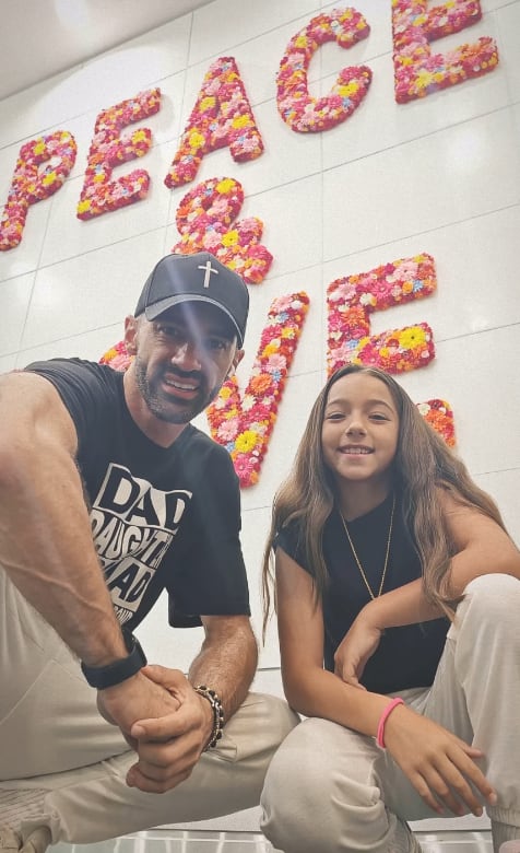 Toni Costa con su hija Alaïa