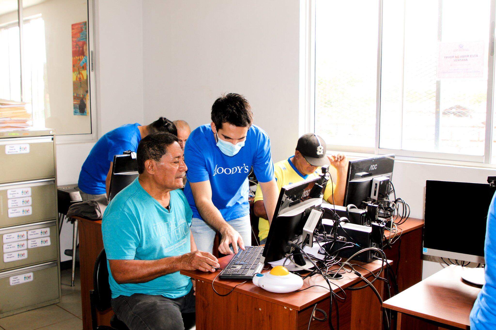 La Fundación Lloverá no da comida por darla, por llenar panzas. No. Utiliza el alimento como una herramienta que les permite llegar hasta el indigente, el más necesitado y así ingresarlo en un programa que les permita reinsertarse en la sociedad