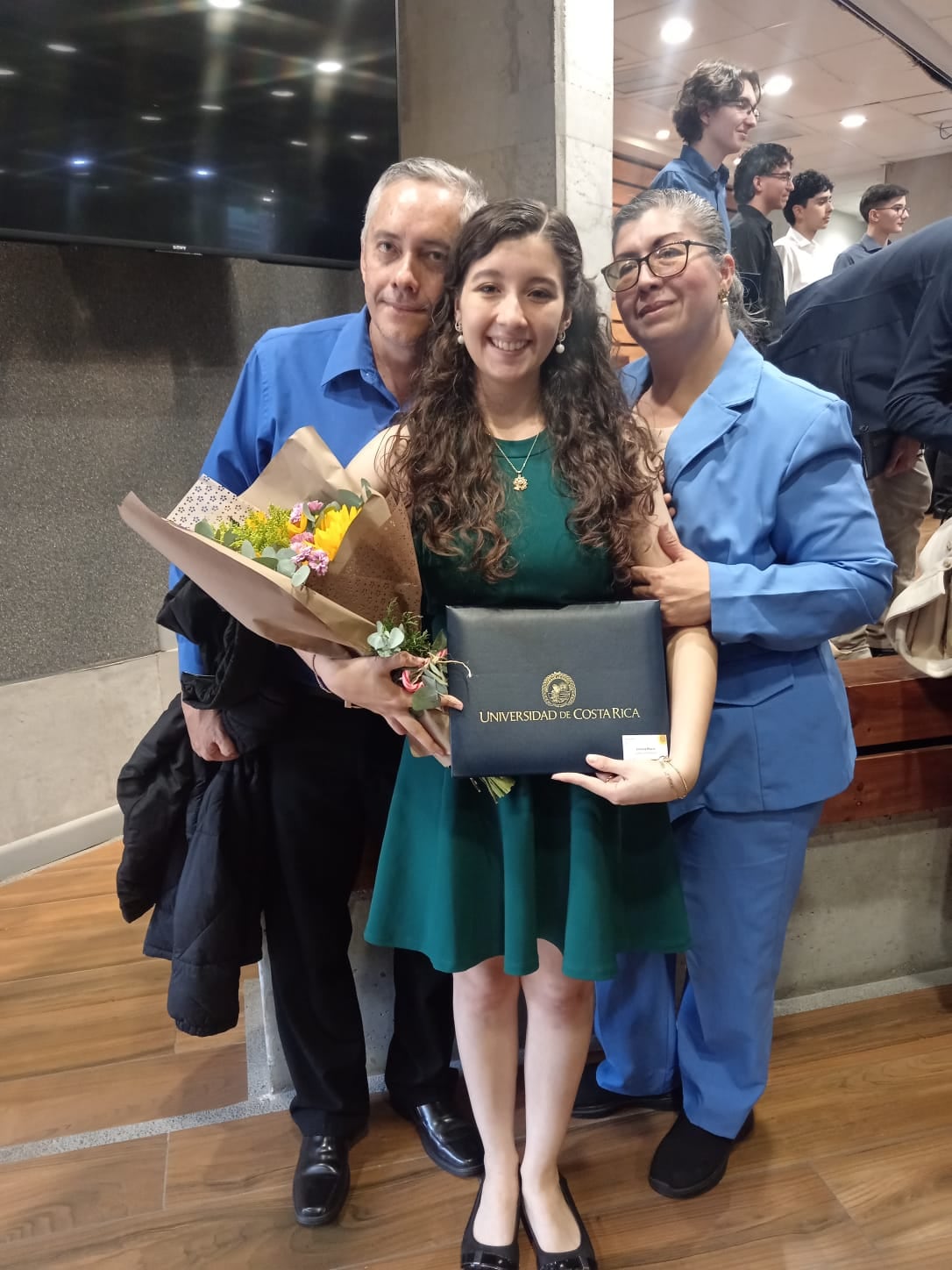 A Jimena María Lizano Villaplana, sacó la sétima mejor nota del examen de admisión 2026 de la UCR, 784,86 puntos. Quiere ser bióloga. En la foto con sus papás, Jorge Lizano y Cindy Villaplana