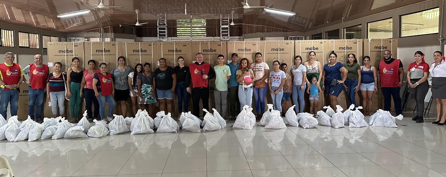 El padre Sergio Valverde de Obras del Espíritu Santo se volvió a ir a las zonas afectadas por las inundaciones de este año para continuar con las ayudas a tantas familias que realmente necesitan una mano amiga