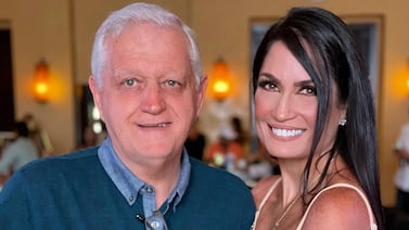 La conductora Joanna Vega-Biestro se entera en vivo de la muerte de su padre y abandona el programa