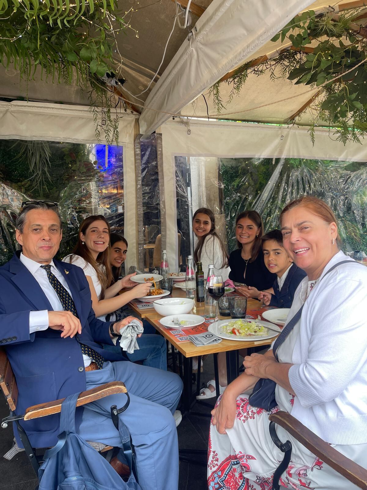 Paula Umaña Hidalgo, quien nació en el barrio La Margarita de Guadalupe, estuvo presente en la Plaza de San Pedro y vivió una experiencia histórica e inolvidable con el papa León quien iba caminando, se detuvo, le agarró la mano por 20 segundos seguidos y después le puso la mano en la cabeza para bendecirla