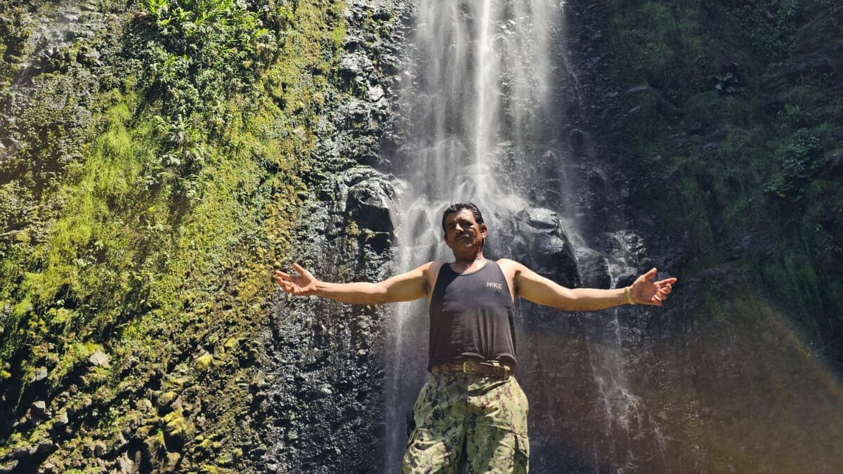 Participe en una caminata que tiene como destino una hermosa catarata.