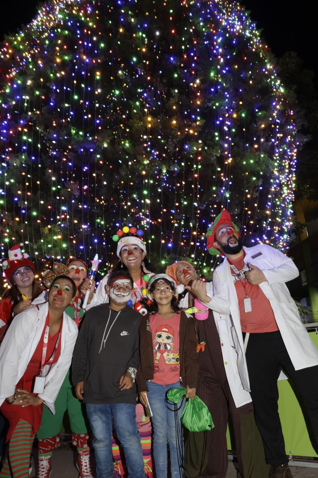 El brillo, el color y las caras alegres reinaron la tarde de este jueves en paseo Colón, con la iluminación del árbol de Navidad del Hospital Nacional de Niños. Foto: Mayela López