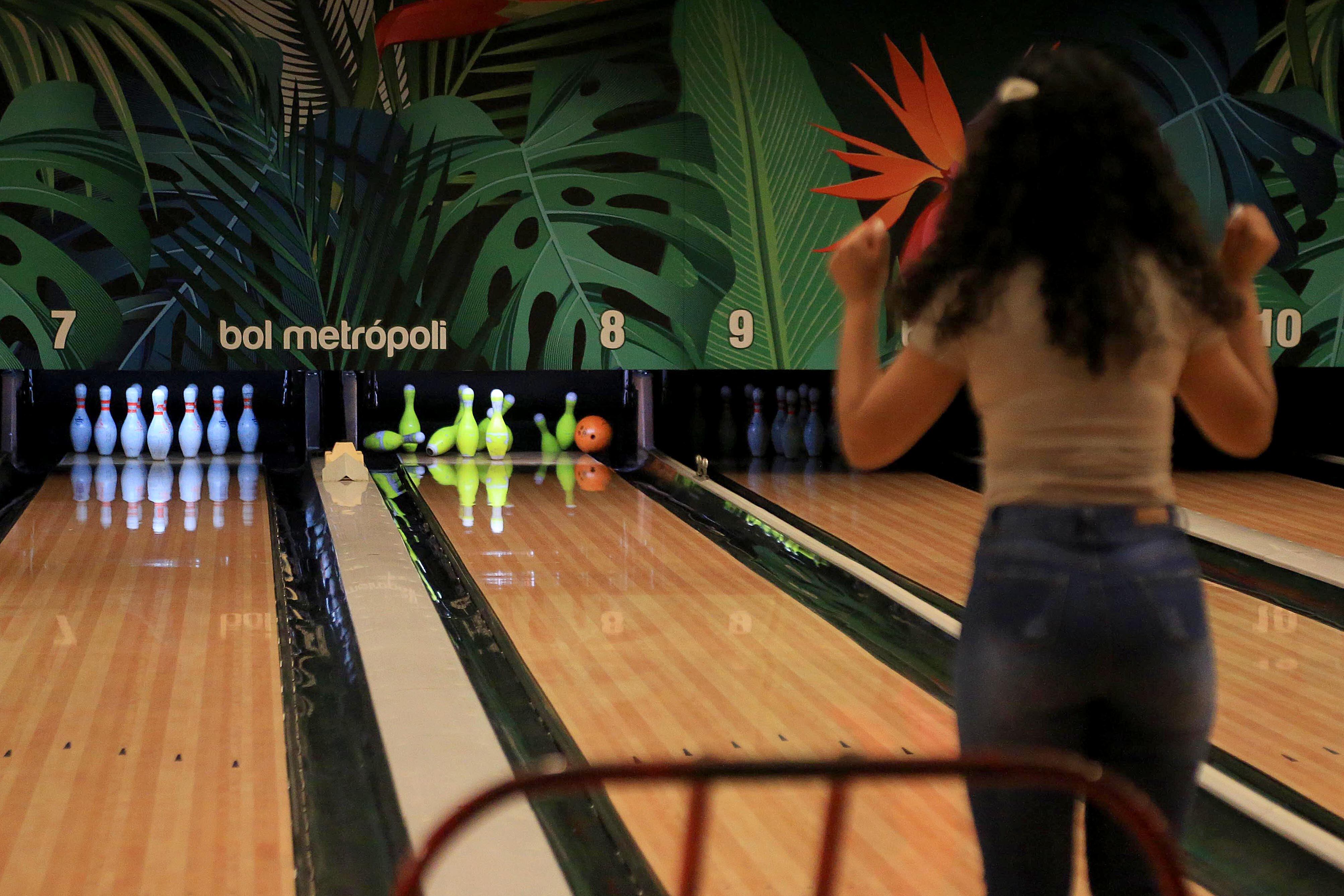 20/02/2024 Cartago. Boliche Metrópoli, en el primer piso del centro comercial Paseo Metrópoli, ofrece un ambiente para practicar el deporte de los bolos, disfrutar y compartir en familia o con amigos, jugar billar o futbolín y/o comer rico. Foto: Rafael Pacheco Granados