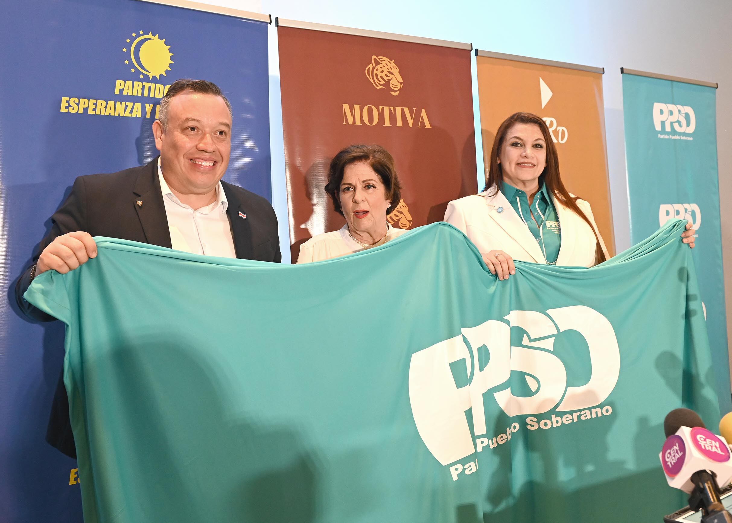 12 de julio del 2025. Parque Morazán. San José. 09:00 hrs. Anuncio oficial del partido político con el que participará el movimiento de Rodrigo Cháves en las próximas elecciones nacionales en febrero del 2026. En la foto: Pilar Cisneros anuncia que el partido Pueblo Soberano representará a Rodrigo Cháves en las próximas elecciones. Foto: Albert Marín.