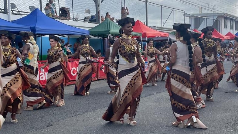 alegría explotó en color, música, baile, tradición y orgullo afrodescendiente durante el desfile Gran Gala Parade que fue parte de la edición XXVIII del Festival de la Cultura Negra "Back to Our Roots" (Volviendo a Nuestra Raíces) 2026.
