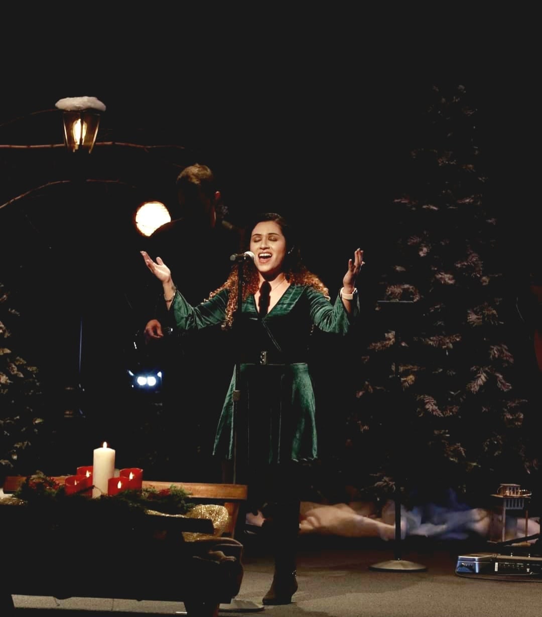 Laura Arce Bokán es una tica de Guápiles que viajó a Estados Unidos, allí se nacionalizó, se casó y como toda la vida ha cantado, ahora hasta canta el himno de ese país en actividades. Está casada con el también guapileño, Jean Paul Salazar y tienen una hija llamada Galilea