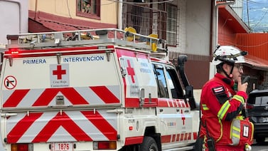 Muro cayó sobre dos niñas en Tibás: una está en condición crítica