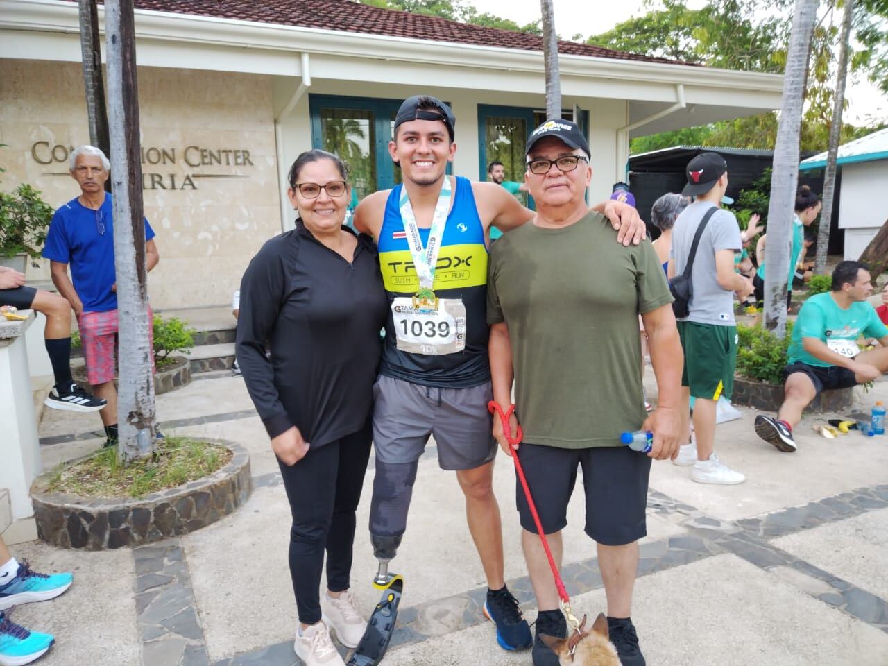 Ignacio Aguilera contó en la meta con el apoyo de sus padres en la Maratón de Tamarindo. Foto: Sergio Alvarado