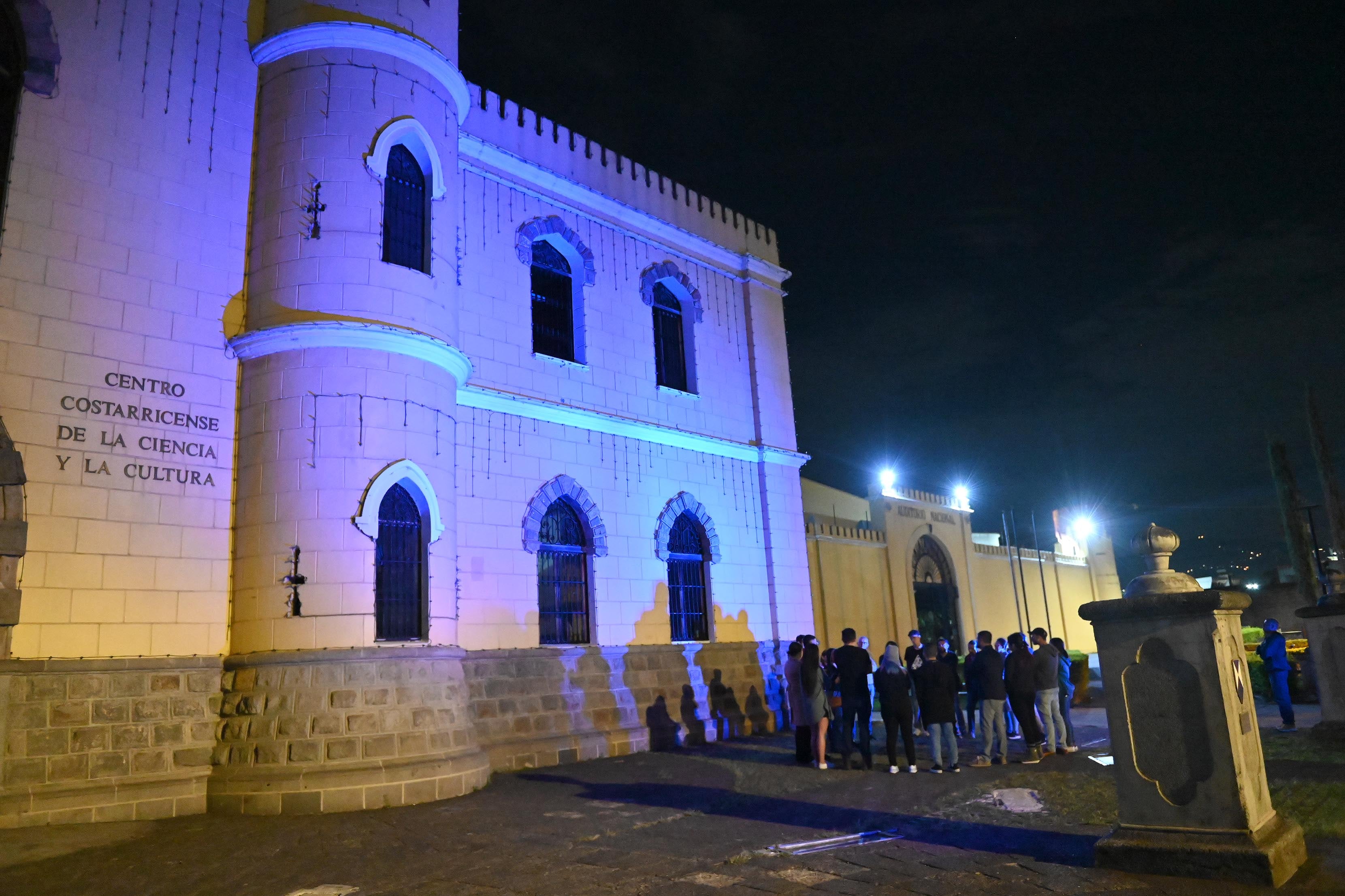 10 de mayo del 2025. San José. 18:00 hrs. Tour San José Encantado. Un grupo de 22 personas entre los 20 y 40 años participó en un recorrido por diferentes edificios y lugares de la capital en donde se ha comprobado la presencia de actividad paranormal.  El cementerio obrero, el general, el Museo de los Niños, La Clínica Bíblica; entre otros, forman parte del recorrido en el que Israel, el guía, explica en base a sus investigaciones y evidencias fotográficas y de audios los eventos fuera de lo natural que ocurren en esos espacios. En la foto: El grupo fue llevado en una buseta a las diferentes ubicaciones y el guía Israel narró los eventos que ahí ocurren. Los guías Israel Barrantes y Samantha Salas fueron los encargados de explicar el tour. Foto: Albert Marín para la Teja.