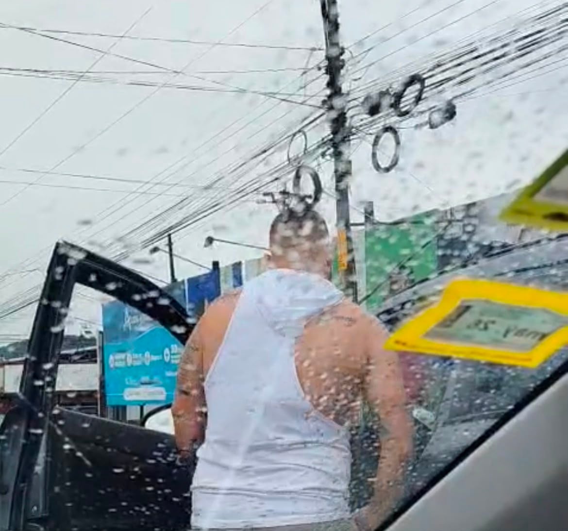 Un conductor agarró un carro a patadas varias veces