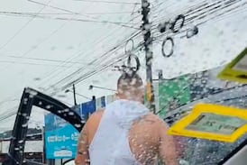 Un hombre se baja de un carro y patea varias veces el retrovisor del vehículo donde viajaban dos mujeres