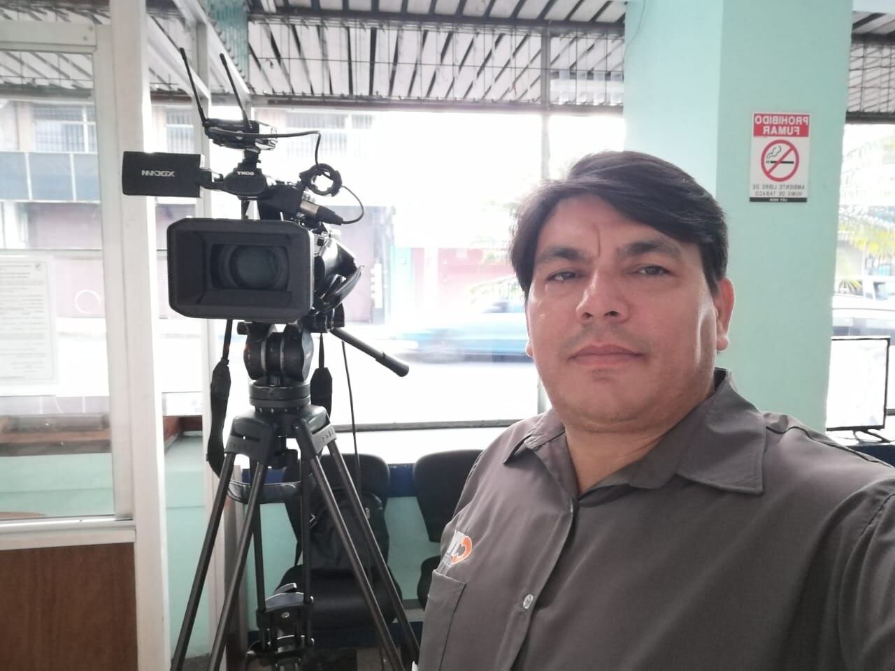 El narrador Noe Sandí pide ayuda para recuperar arbolito que tenía desde hace más de 20 años y que le fue robado en Pérez Zeledón. Foto Mario Cordero.