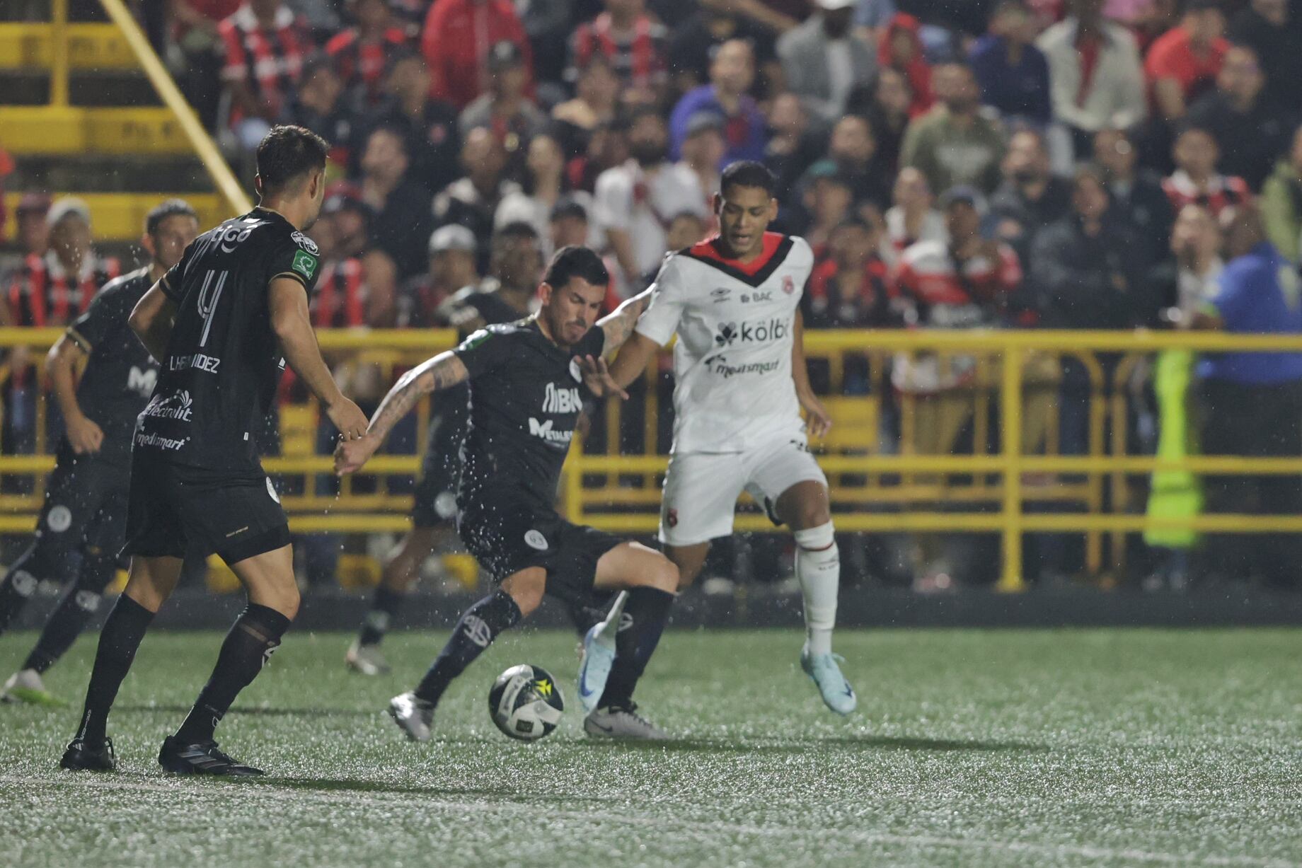 19/09/2024/ Juego entre Sporting FC. Vs Liga Deportiva Alajuelense en el estadio Ernesto Rohrmoser / Foto John Durán