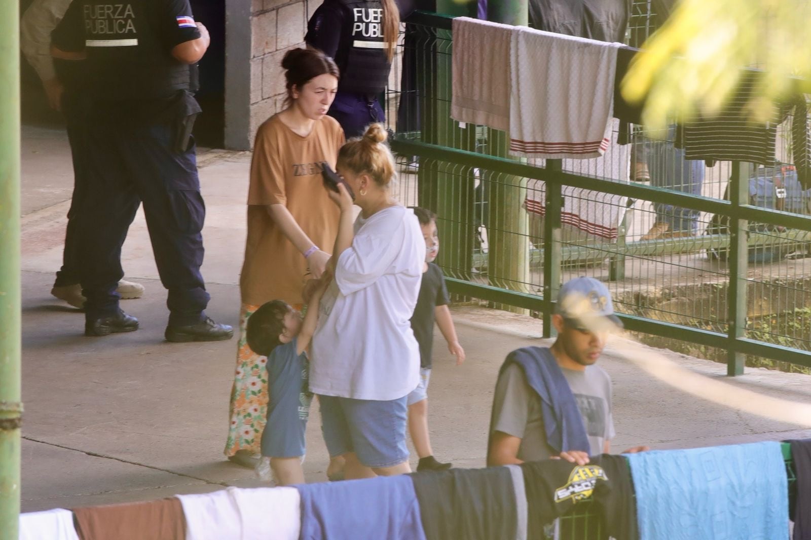 21/02/2025, Puntarenas, Ciudad Neilly, en el centro de Migración CATEM Centro de Atención a Migrantes en Ciudad Nelly Corredores de Puntarenas se encuentran los migrantes deportados de los Estados Unidos.
