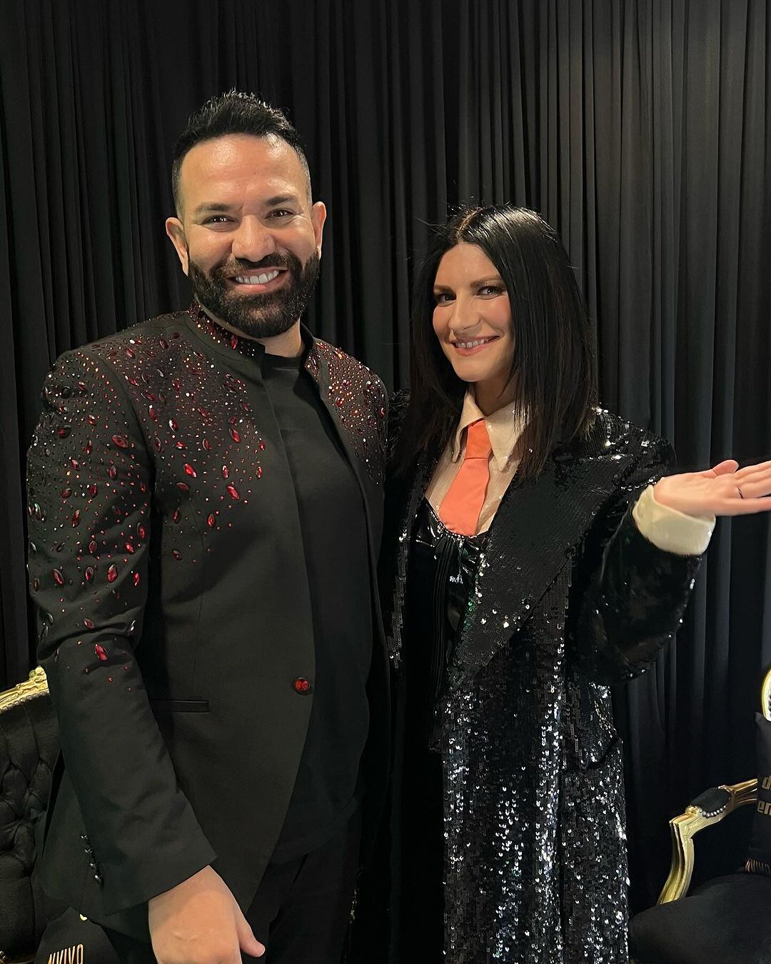Laura Pausini junto al experto en belleza Thio Carvajal, de Thio Salón.