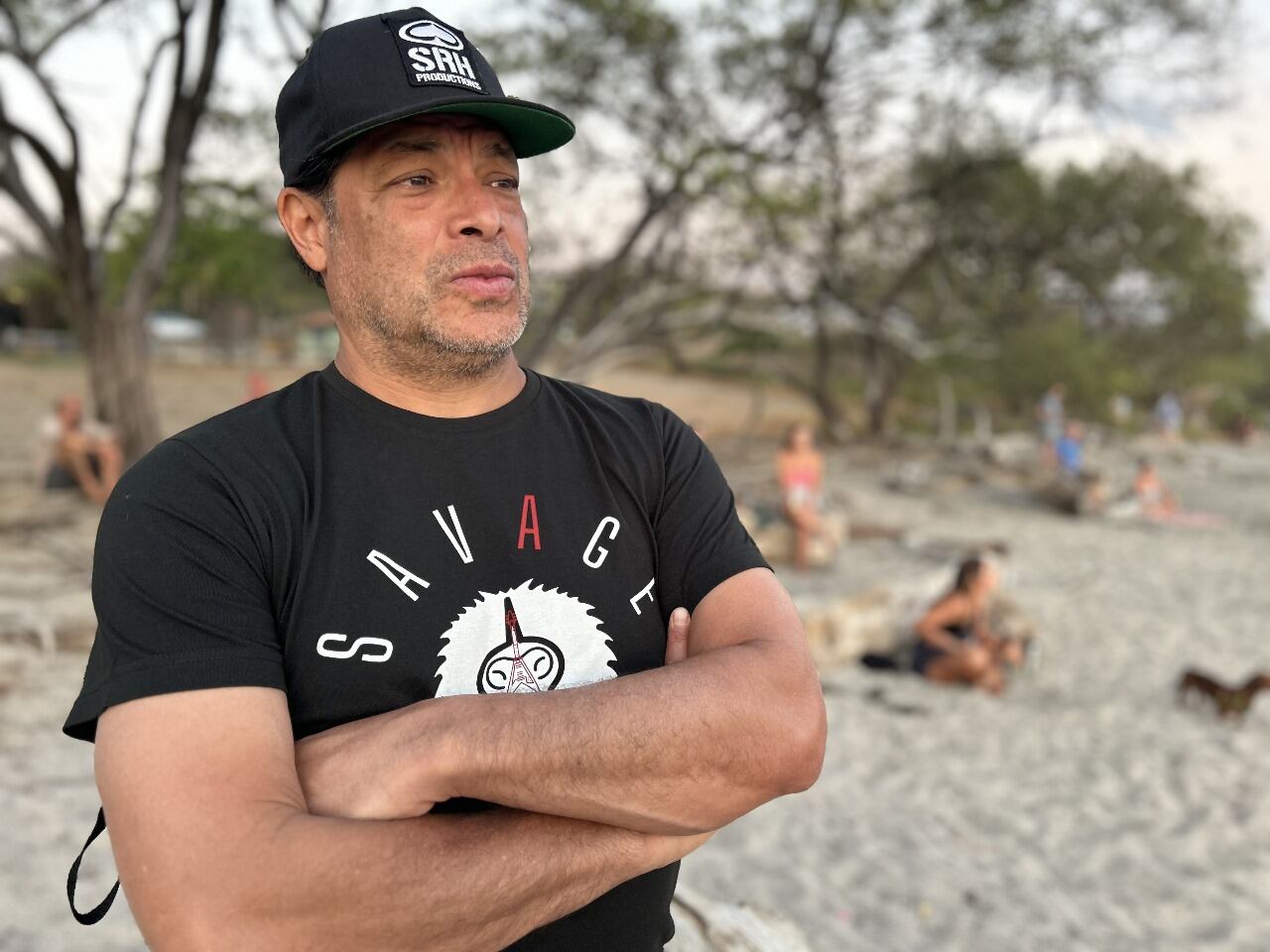 Robert Trujillo de Metallica, siembra árbol en playa Negra