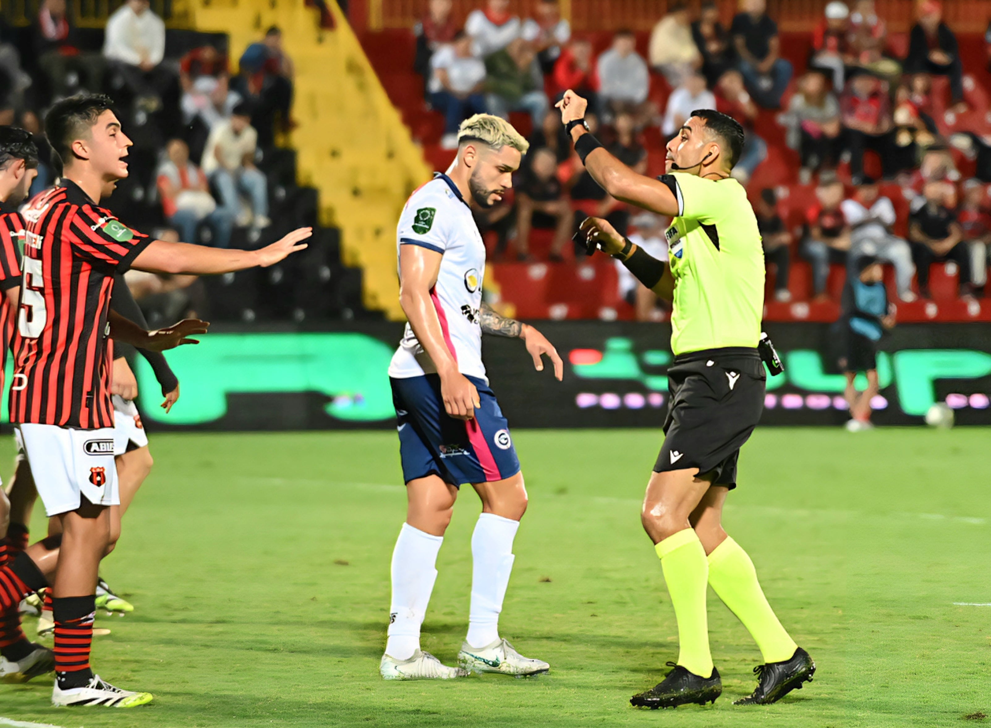 03 de agosto del 2025. Estadio Alejandro Morera Soto. 18:00 hrs. Jornada 2 del Torneo de Apertura 2025 del Campeonato Nacional de fútbol de Primera División. La Liga Deportiva Alajuelense (LDA) enfrenta como local al Guadalupe F.C. En la foto: Ambiente previo al juego, directores técnicos Oscar Ramírez y Fernando Palomeque, acciones del juego. Foto: Albert Marín.