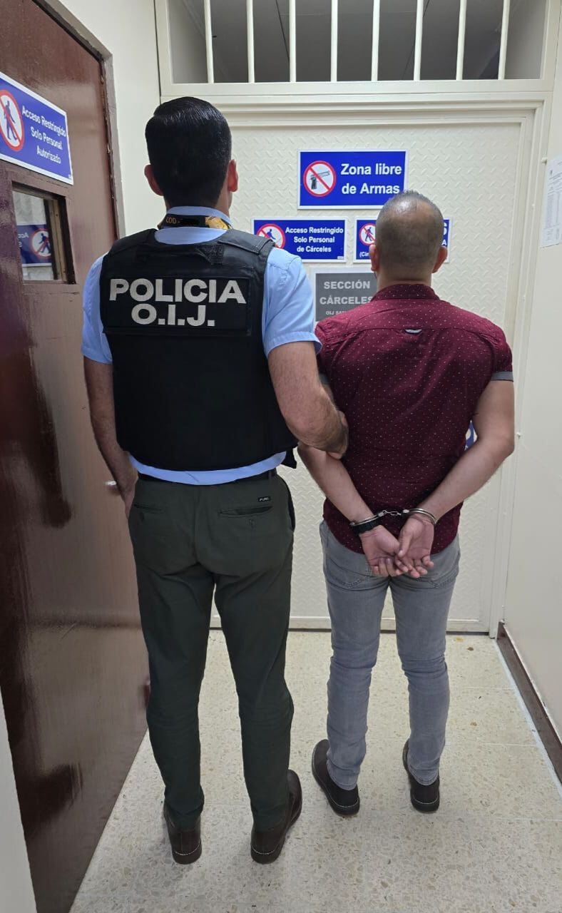 Un oficial de la Fuerza Pública de apellido Ríos, de 37 años, está en manos del OIJ, al parecer agredió física y verbalmente a un ciudadano. Foto: OIJ