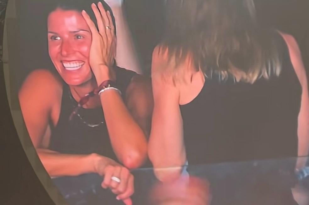 La mujer no paraba de reírse y fue a donde socorrió la mujer infiel.