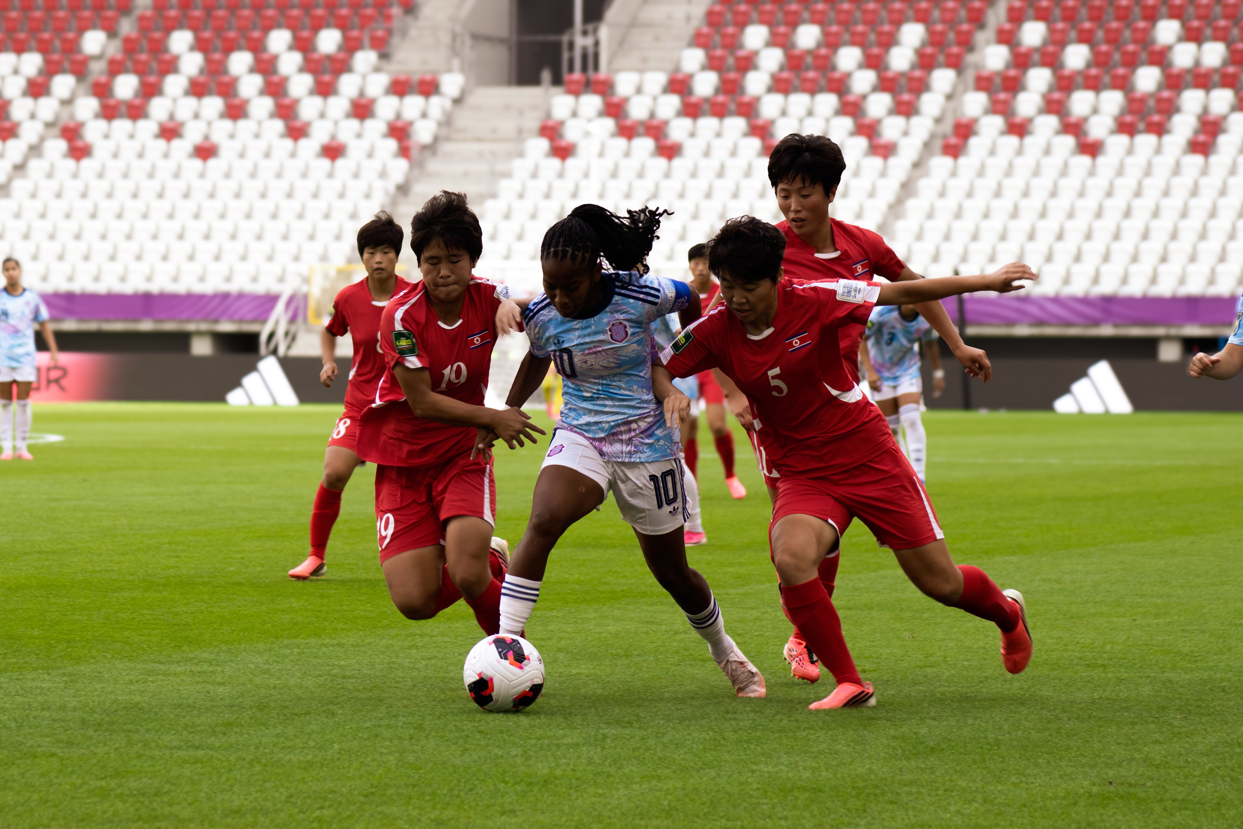 Sheika Scott, figura de la Selección Sub-20, intentó con su individualidad comandar la ofensiva de Costa Rica, pero fue presa de la marca de las coreanas.