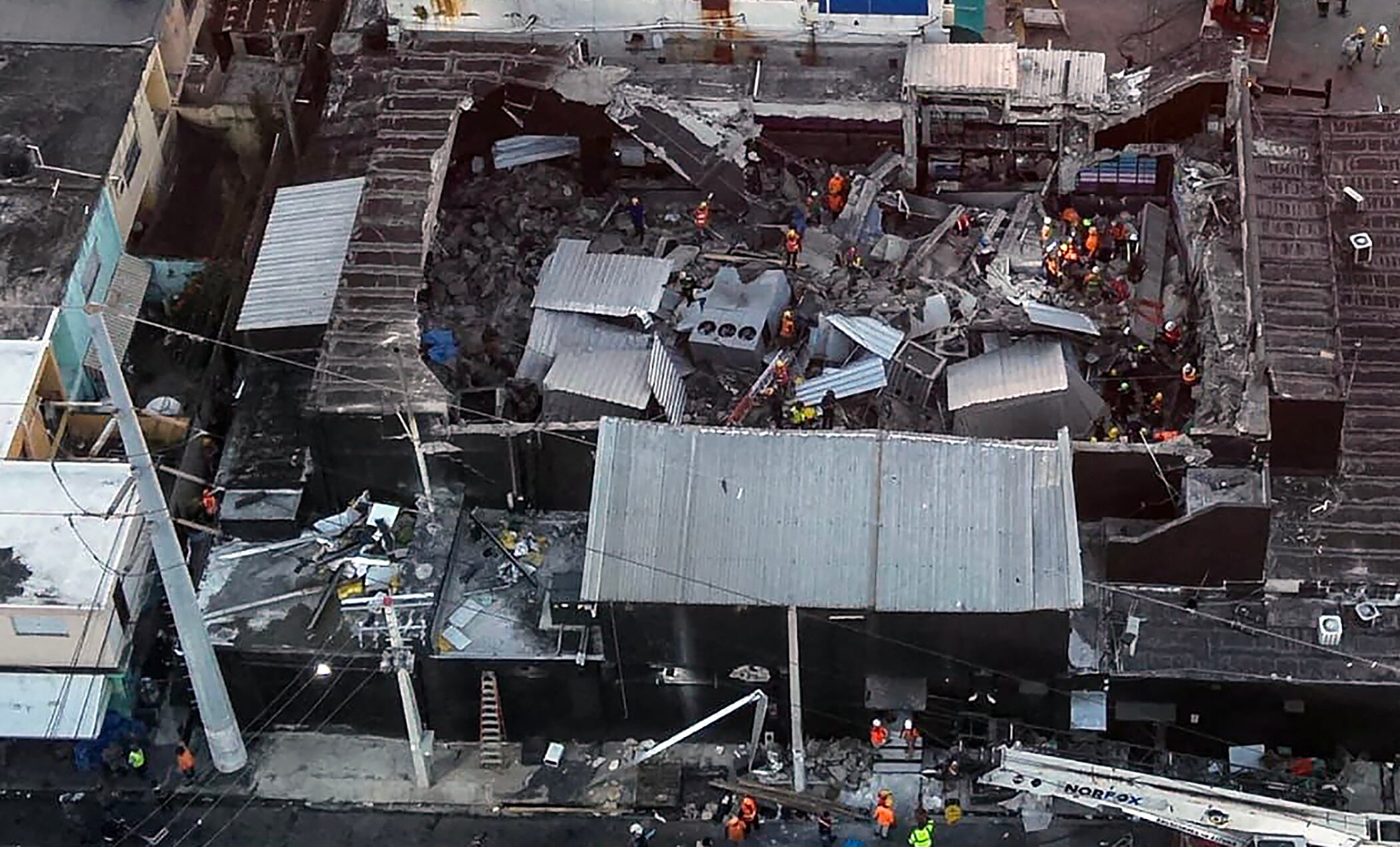 Handout picture released by Prensa Servicio 911 showing an aerial view of the Jet Set nightclub after the collapse of its roof, in Santo Domingo, on April 8, 2025. Rescuers raced to find survivors Tuesday among the rubble of a Dominican Republic night club where at least 27 people died and more than 150 were hurt in an early-morning roof collapse. (Photo by Handout / Prensa Servicio 911 / AFP) / RESTRICTED TO EDITORIAL USE - MANDATORY CREDIT "AFP PHOTO / PRENSA SERVICIO 911" - NO MARKETING NO ADVERTISING CAMPAIGNS - DISTRIBUTED AS A SERVICE TO CLIENTS