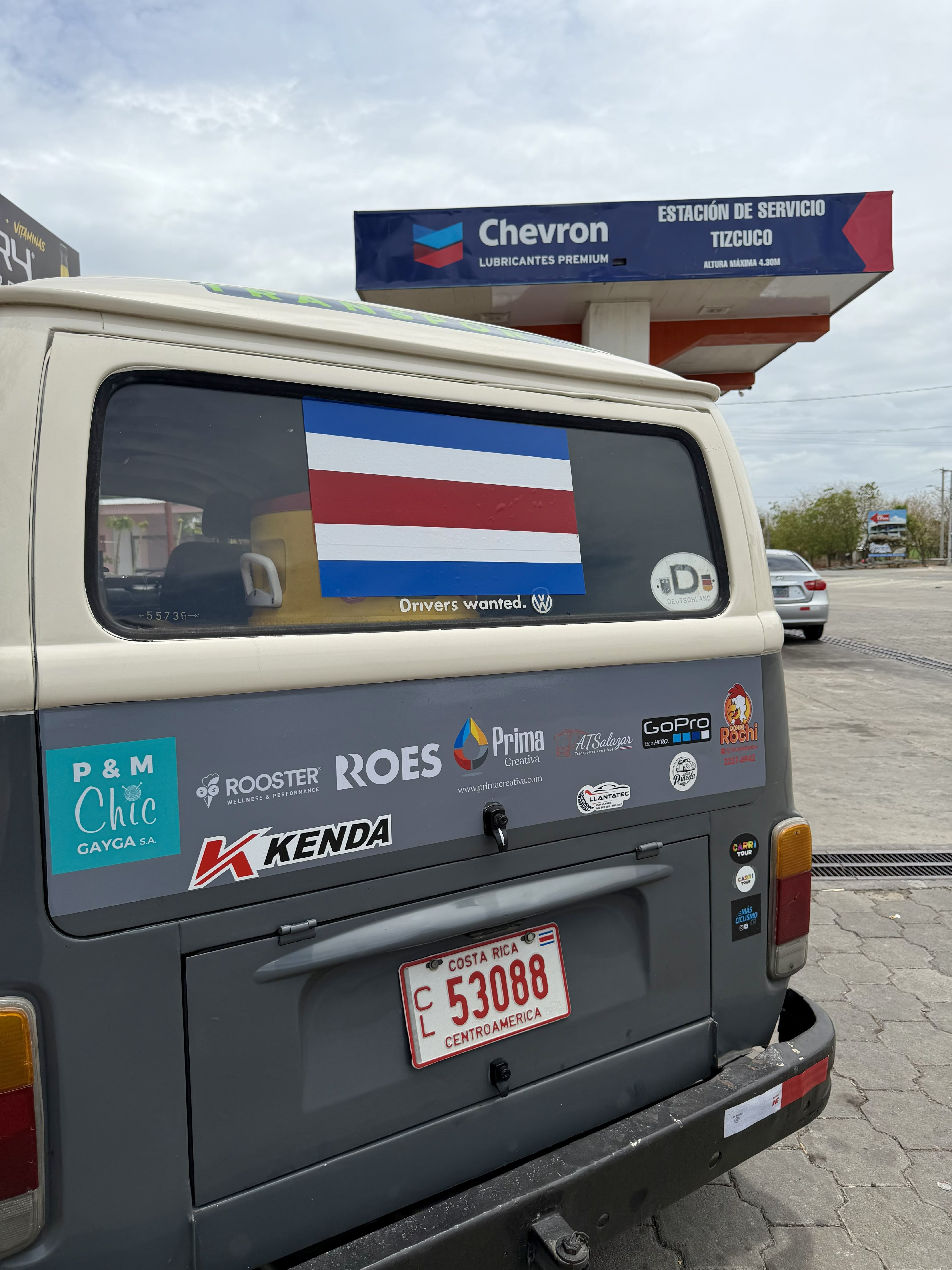 Don Eduardo Garita padre y Eduardo Garita hijo, quienes salieron de Costa Rica hasta Ciudad de México, el pasado 3 de junio, para emprender un viaje en una Volkswagen de 1975 que llaman “La Vocha Viajera”