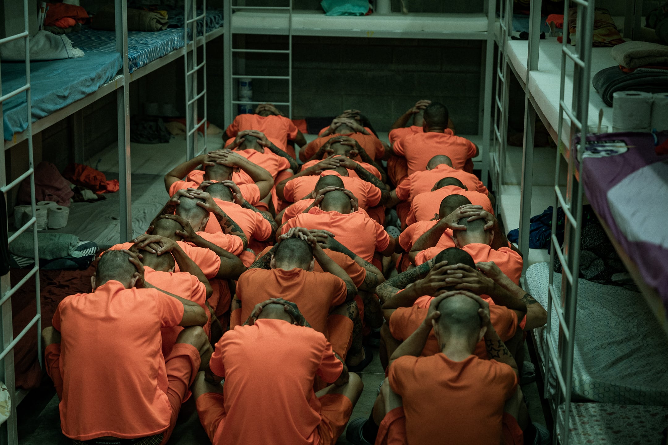 Uno de los 123 privados de libertad trasladados al Centro de Alta Contención y Crimen Organizado, que inició operaciones este lunes 26 de octubre.