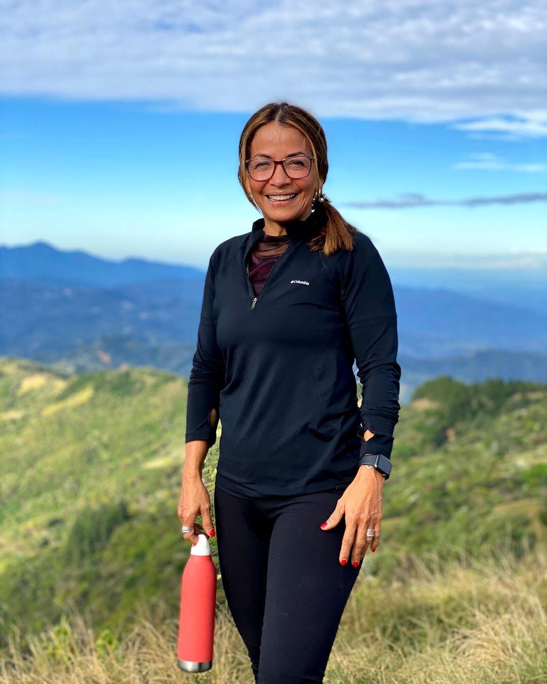 Mamá de Johanna Solano casi toca el suelo con la nariz en un desafío muy intenso.
