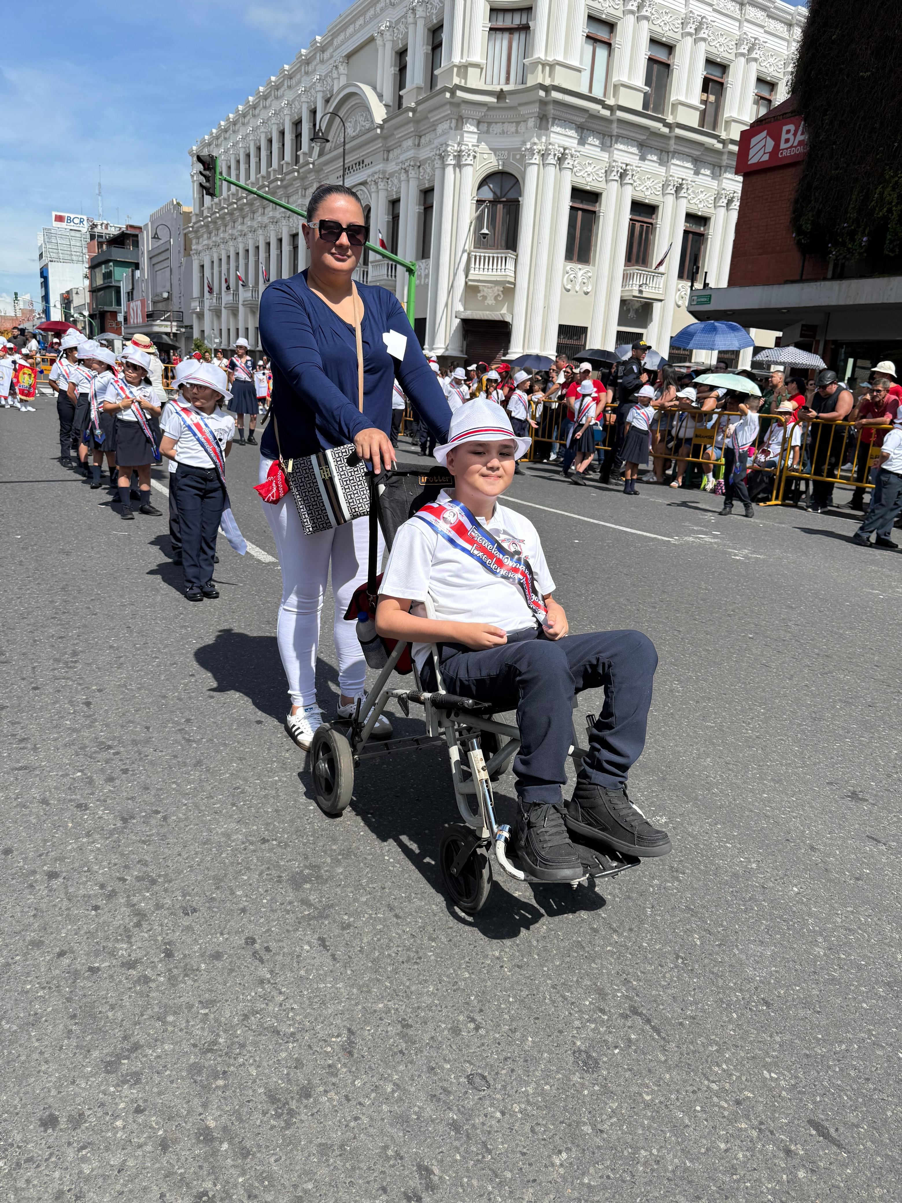 Con tremendo orgullo patrio también nos encontramos en su silla de ruedas a Ítalo Sánchez Montero, alumno de cuarto grado (tiene 10 años y está en la 4-5) en la Escuela Omar Dengo de barrio Cuba.