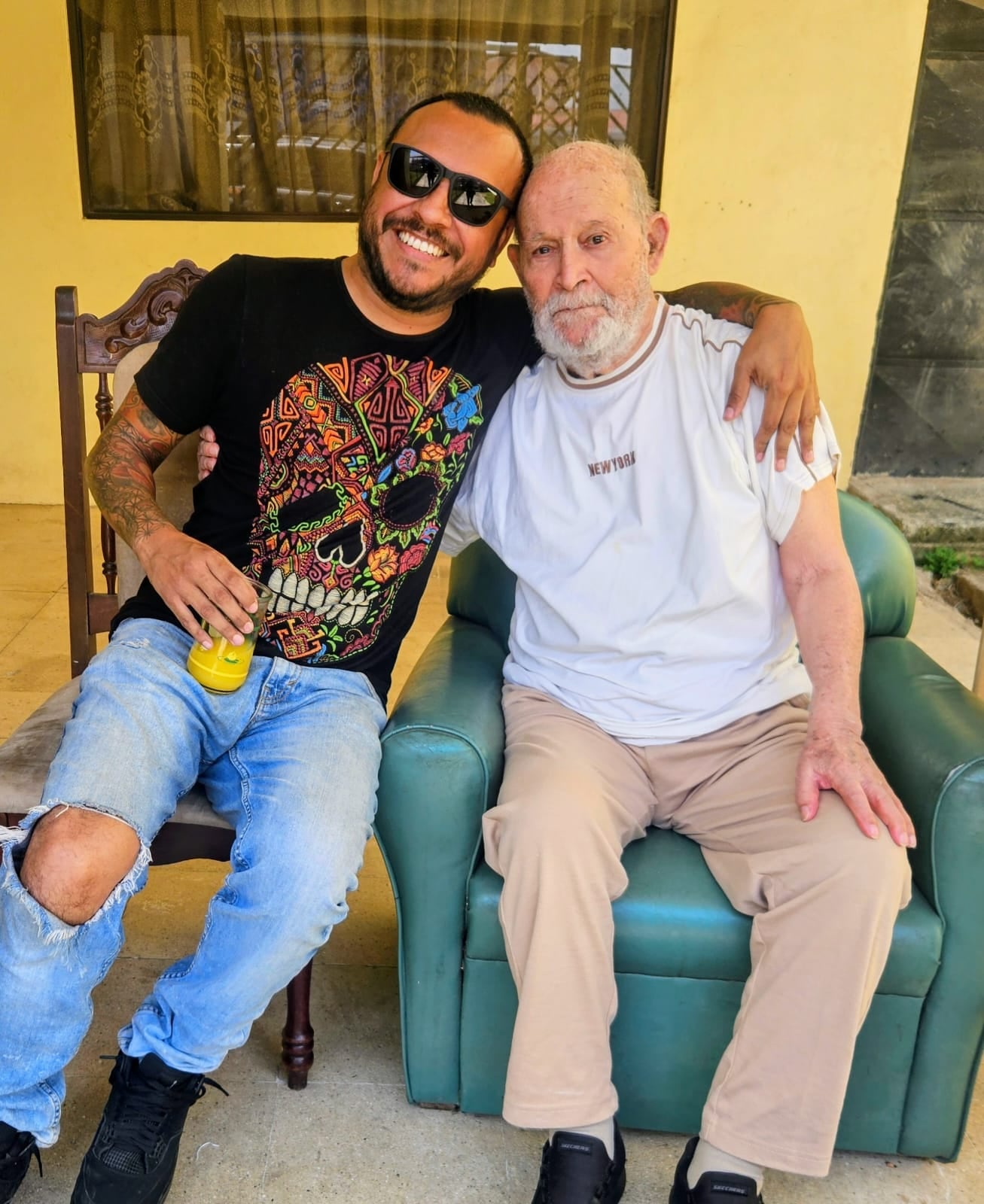 Mike Aguilar y su abuelo Carlos "Calillos" Aguilar