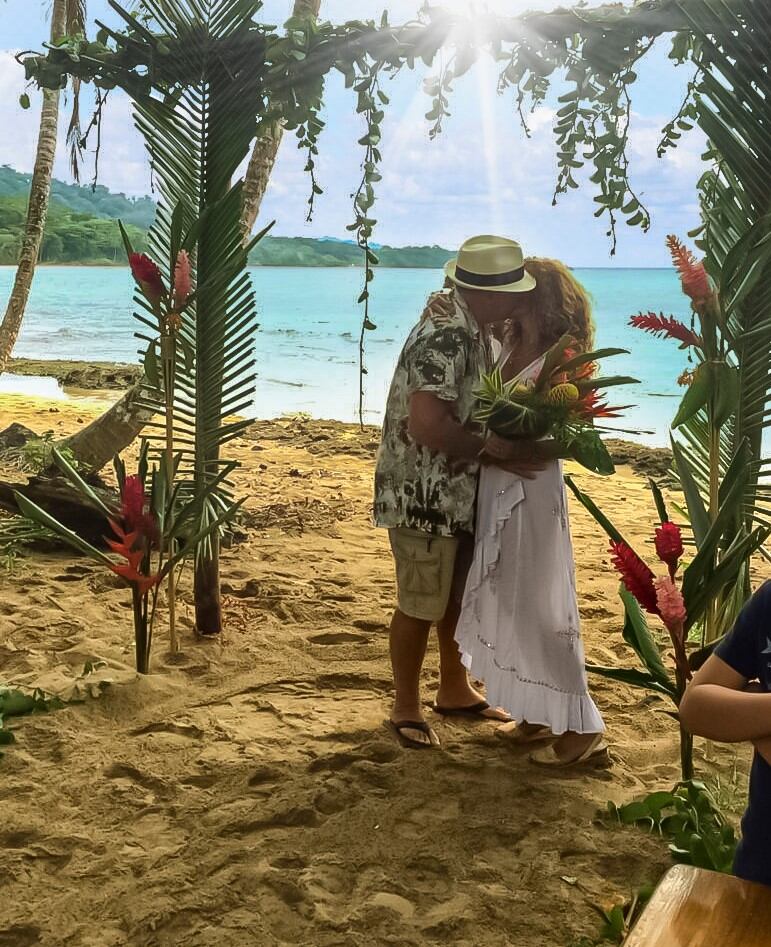 La española Sandra Noy se casó con el inglés Kevin Sullivan en Puerto Viejo. Vinieron tres semanas y media de paseo y quedaron encerrados por el coronavirus, aprovecharon para casarse, como ellos dicen, en el paraíso.