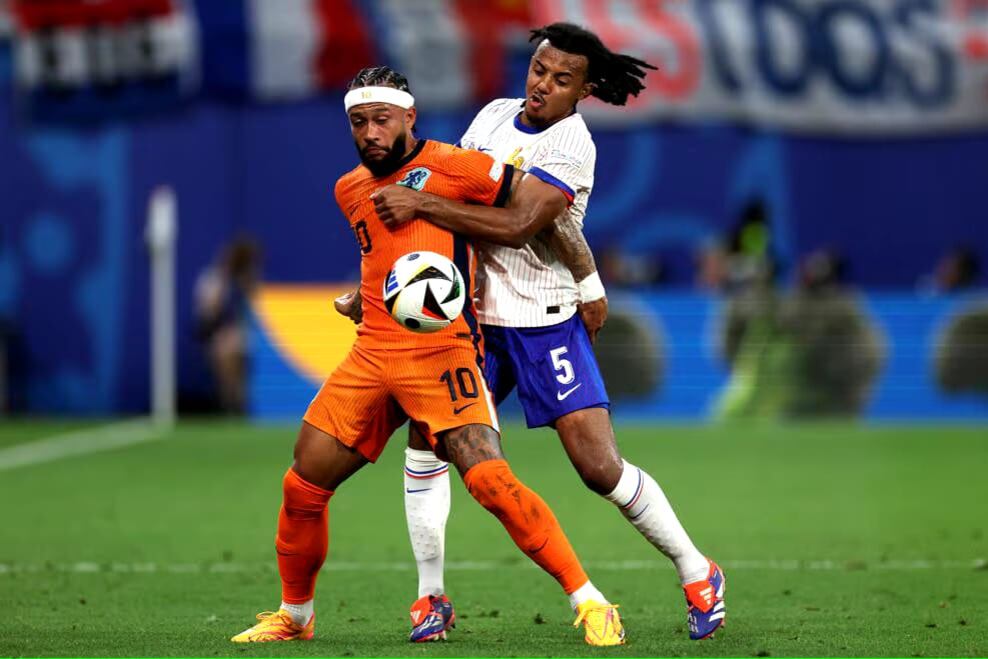 El atacante de Países Bajos, Memphis Depay (10) tuvo un duelo intenso con el defensor de Francia Jules Koundé, en el segundo juego de la fase de grupos de la Eurocopa de Alemania 2024.