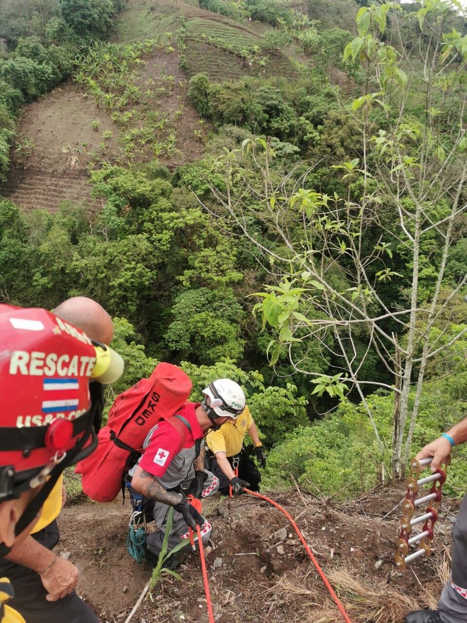 Pareja fallece al caer con su carro a gundo de 100 metros de profundidad en Naranjo de Alajuela. Foto cortesía.
