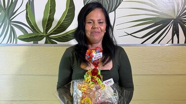 A mamá de 12 hijos a la que le pusieron los santos óleos, pudo estrenar ropita un Día de la Madre por primera vez