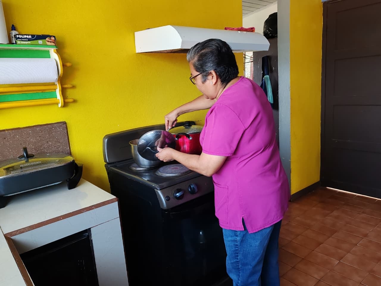 Bernardita Hernández, conocida como la Tía Berna en Aldeas Infantiles SOS, encontró en nuestro país el lugar donde pudo desarrollar su vocación de educadora y madre sustituta. Hoy dedica su vida a formar niños y jóvenes con amor, disciplina y esperanza.