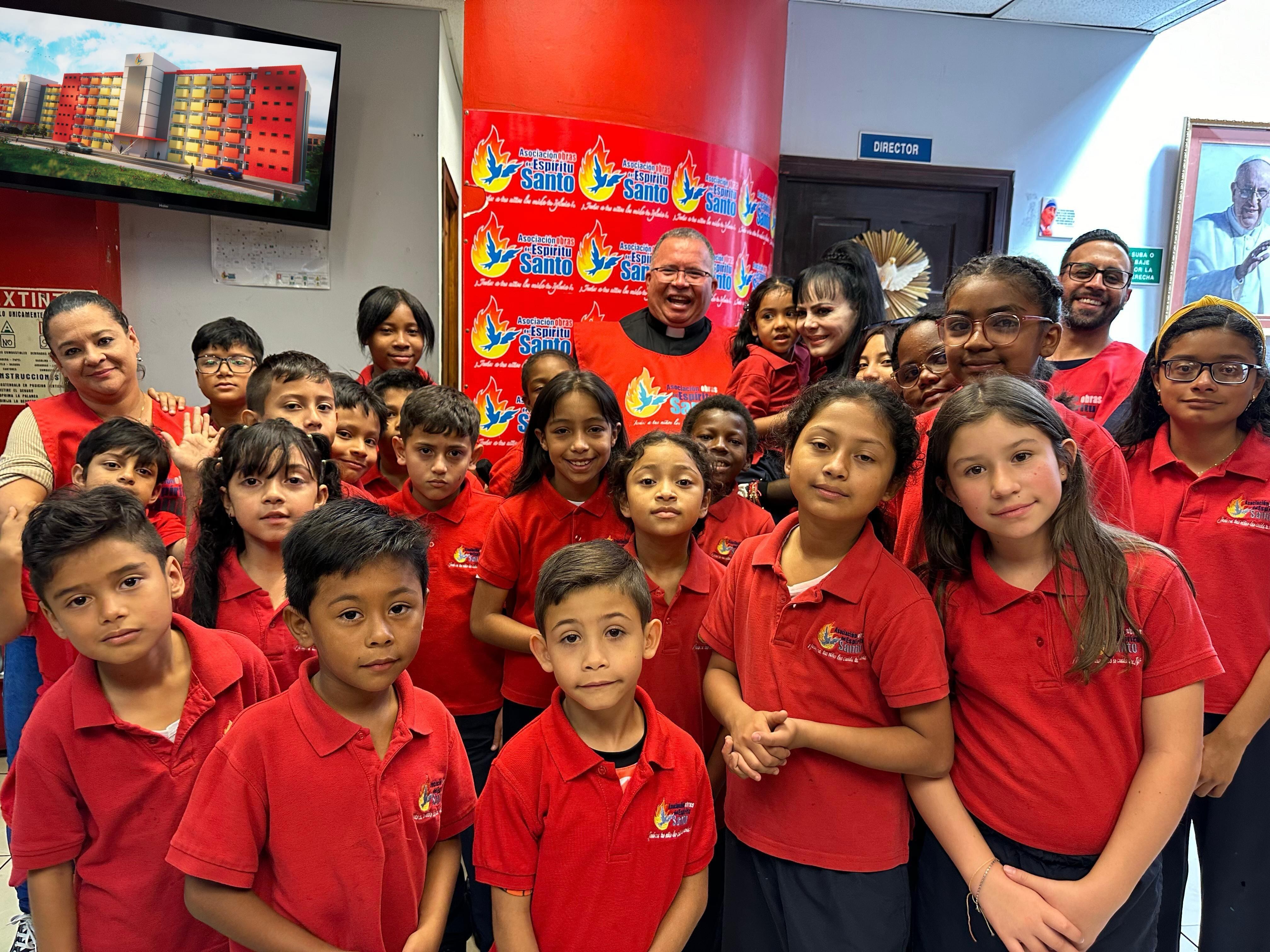 Obras del Espíritu Santo 
Maribel Guardia