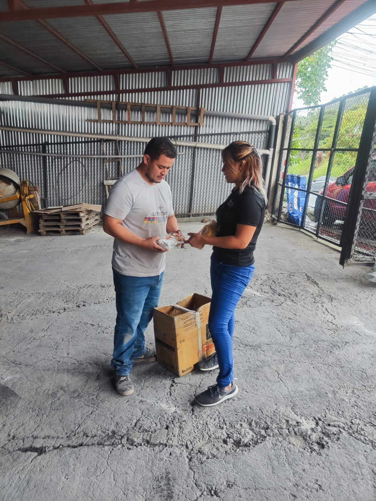 Dorelia Ramírez, vecina de San Miguel de Desamparados, dejó las adicciones gracias a un centro cristiano y ahora recorre el país vendiendo pancitos para sostener a sus tres hijos