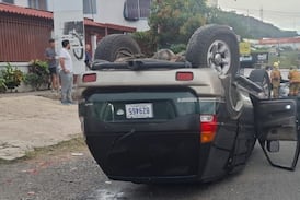 Brutal choque con vuelco en Escazú deja dos niños y una mujer heridos