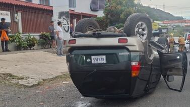 Brutal choque con vuelco en Escazú deja dos niños y una mujer heridos