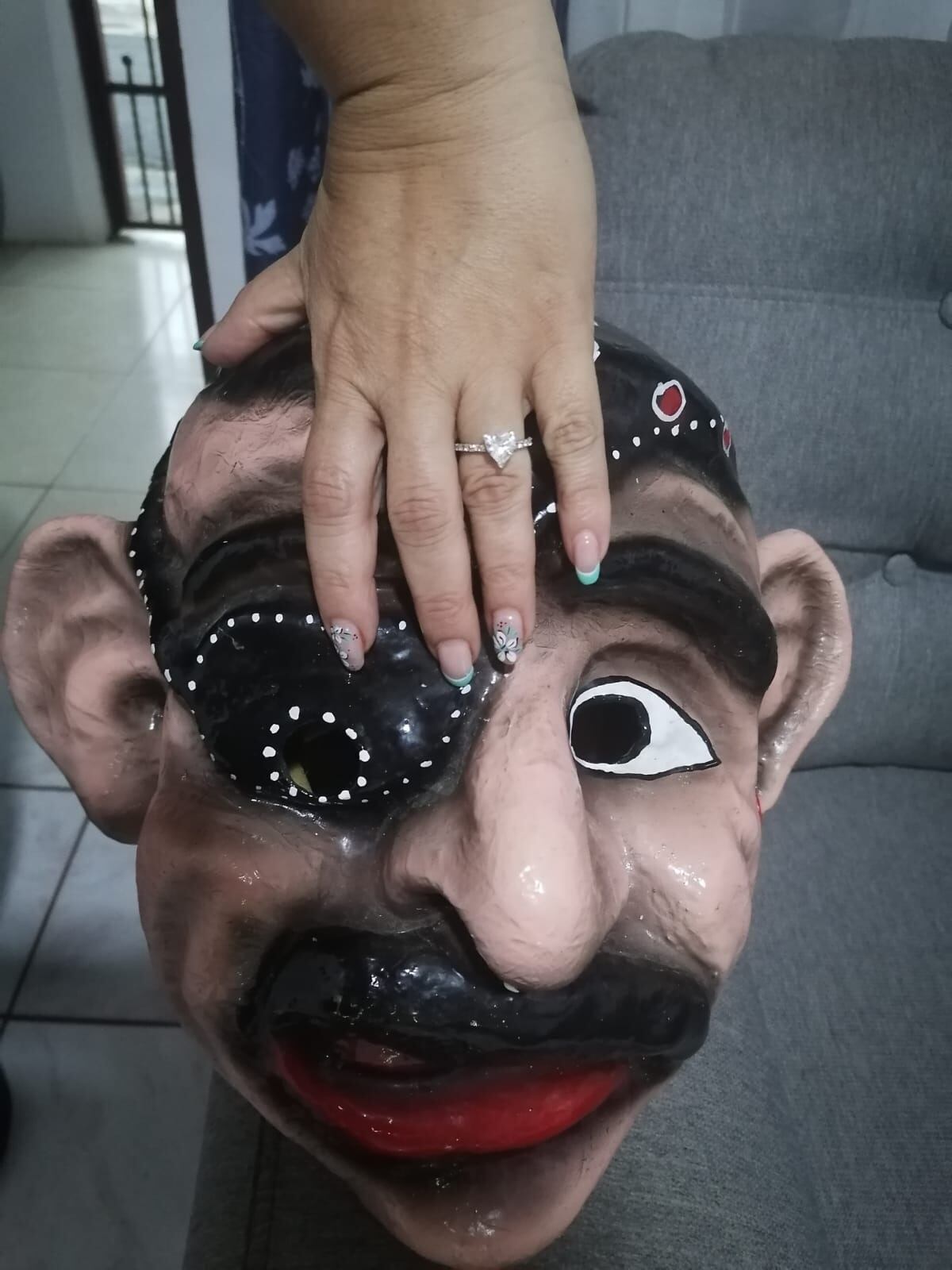 El diablo pidió matrimonio entre vejigas de chancho y le dijeron que sí. El diablo es Gustavo Moreno Camacho, tiene 45 años y es barveño de la pura cepa. La novia a la que le propusieron matrimonio es Elizabeth Salas Víquez, tiene 49 años, también es barveña desde el ombligo y hasta en su sangre corre el ADN mascarero.