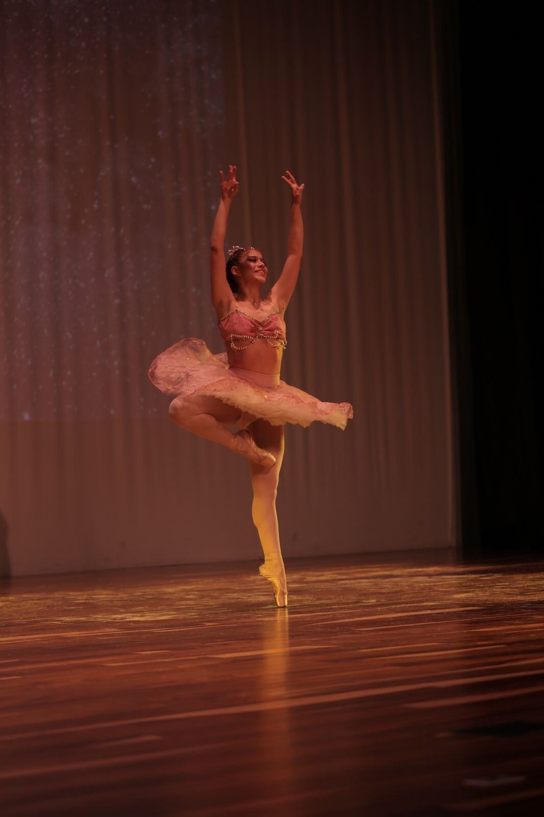 Mónica Castro Naranjo se enamoró del ballet a primera vista a los cuatro años cuando se lo presentaron por primera vez y ya nunca más ha podido separarse de un baile que cada día le gusta más