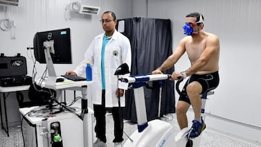 Cuando calienta el sol y usted usa bloqueador resistente al agua, su cuerpo podría calentarse más de lo normal