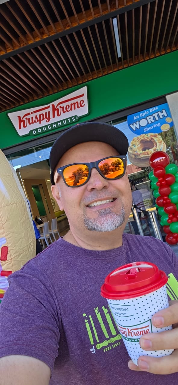 José Rodríguez Zumbado fue el primer cliente en la primera tienda en el nuevo estadio Rosabal Cordero.