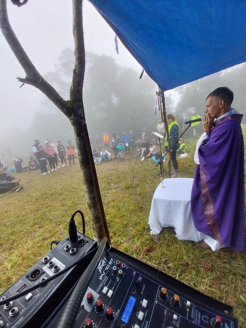 Este sábado 12 de abril, a vísperas del inicio de la Semana Santa, la comunidad católica alajueliteña realizó un viacrucis hasta uno de los emblemas más representativos que tienen, la cruz.