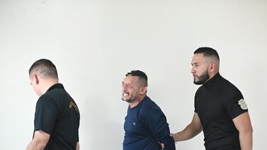 Hombre que asesinó a pareja e hija habló de más y sin querer reveló el arma que usó en crimen