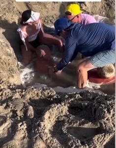 Un grupo de personas se llevó el susto de su vida tras hacer un gran hueco en la arena para jugar en una playa.