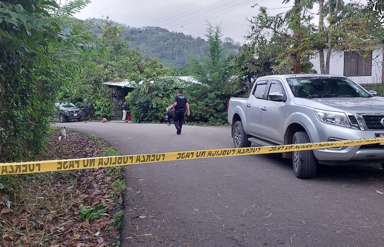 Agentes del OIJ de Turrialba inspeccionan una de las estructuras allanadas en una propiedad de Plaza Vieja, en Pejibaye de Jiménez, como parte de la investigación por el doble homicidio de dos hermanos.