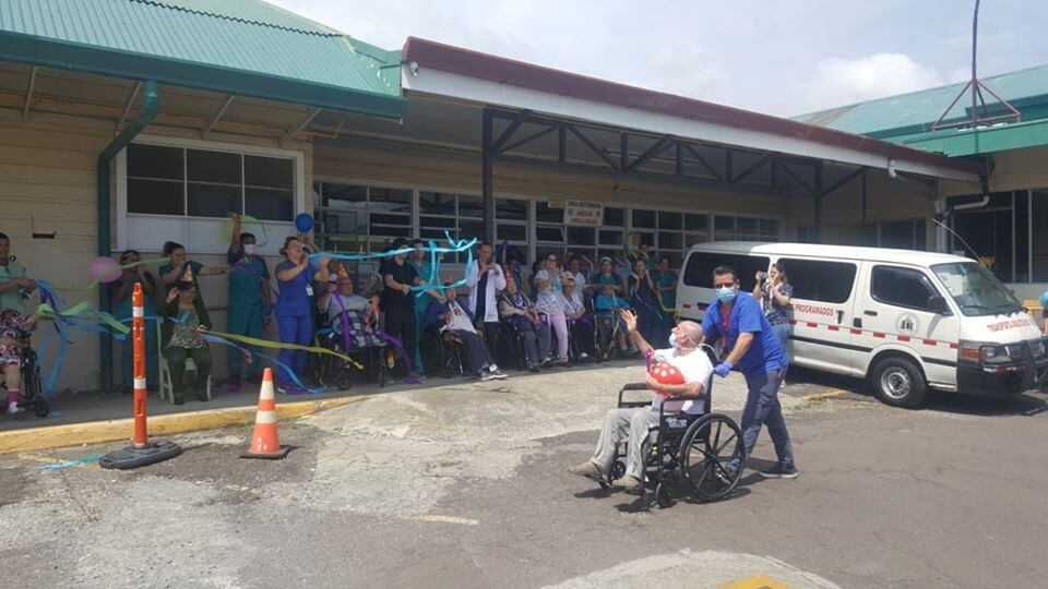 Hogar de Ancianos Calos María Ulloa, porque regresó uno de sus abuelitos después de pegarle una cachimbeada al coronavirus.